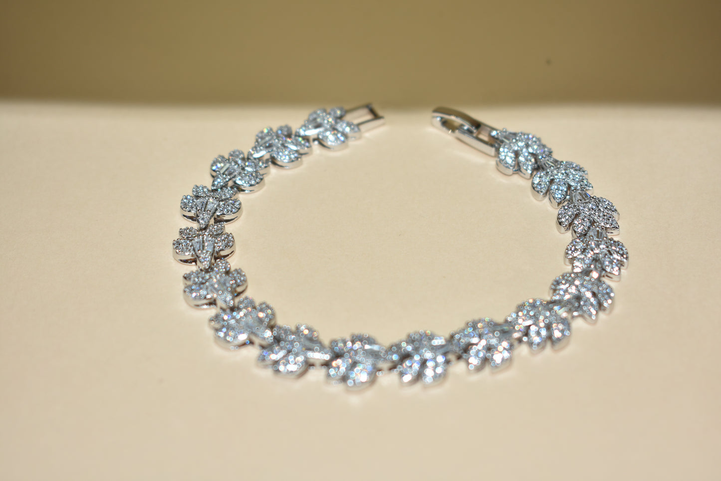 Leaf Detailed Stone Bracelet