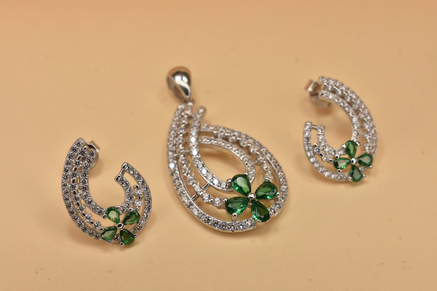 Green Intricate Flower Pendant Set