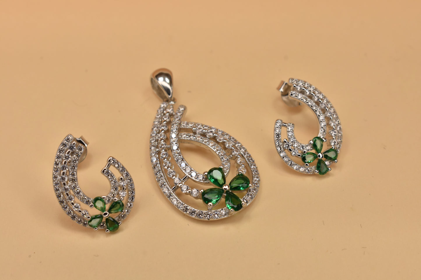 Green Intricate Flower Pendant Set