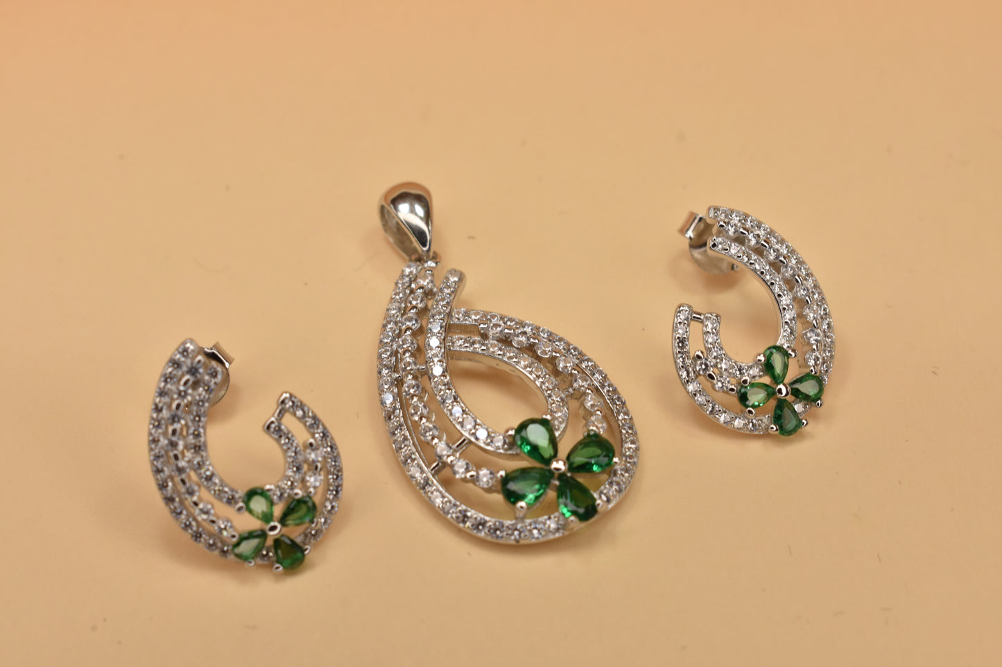 Green Intricate Flower Pendant Set