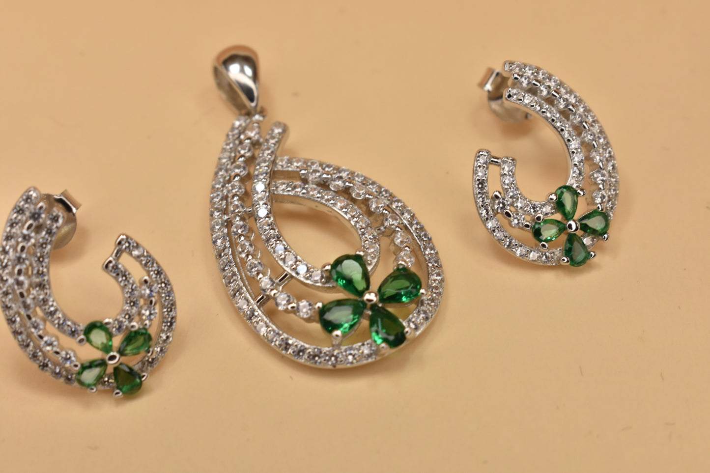 Green Intricate Flower Pendant Set