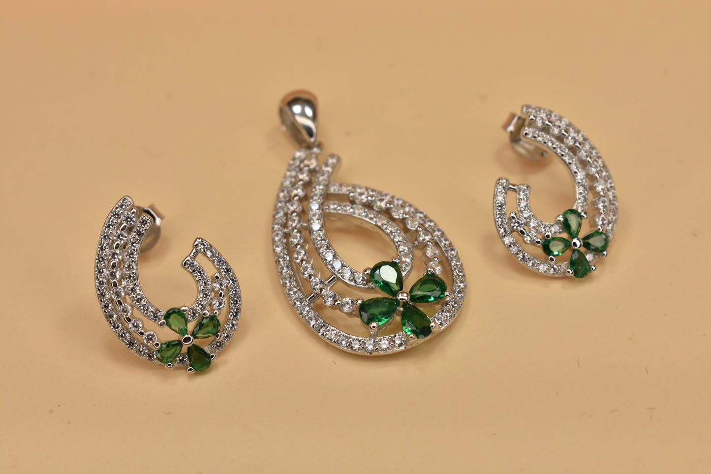 Green Intricate Flower Pendant Set