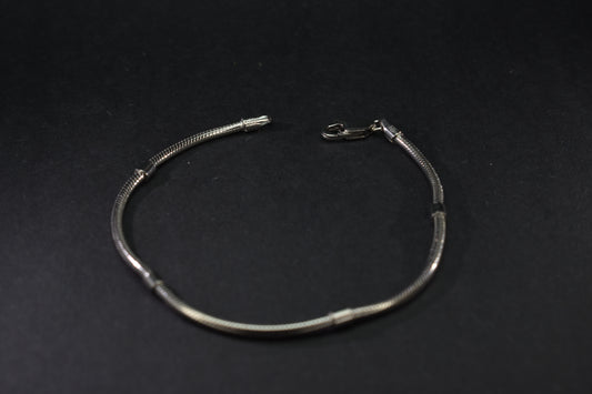 Sleek Plain Clasp Bracelet